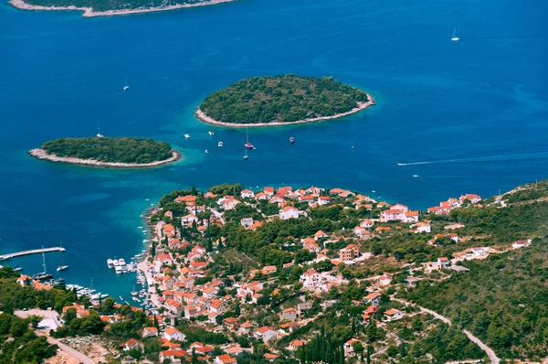 Veduta aerea della città di Smaal con porto sulla costa adriatica in Croazia — Foto Stock