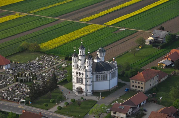 Vista aérea de la Iglesia de la Santísima Trinidad en un pequeño pueblo europeo — Foto de Stock