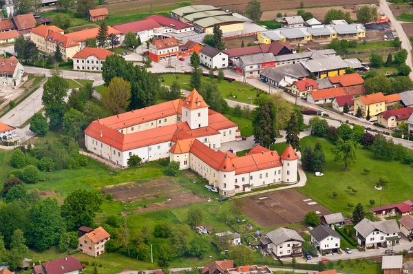 Castillo medieval en pueblo europeo, municipio Race Fram en Eslovenia, vista aérea — Foto de Stock