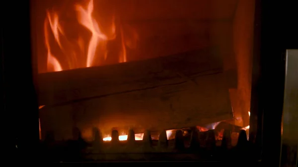 ストーブで火災、クローズ アップ、薪の燃焼 — ストック写真
