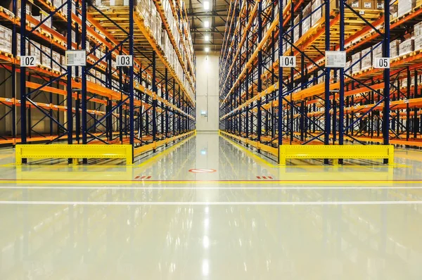 Büyük endüstriyel depoda raf depo