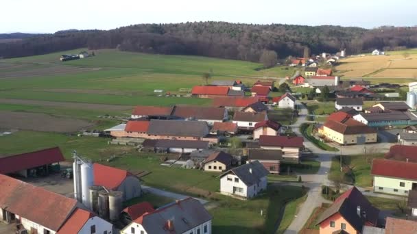 Tanulságos hátra repülő légi felvétel a falu Európában — Stock videók