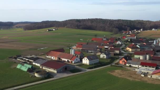 Village rustique dans la campagne agraire de la Slovénie orientale — Video