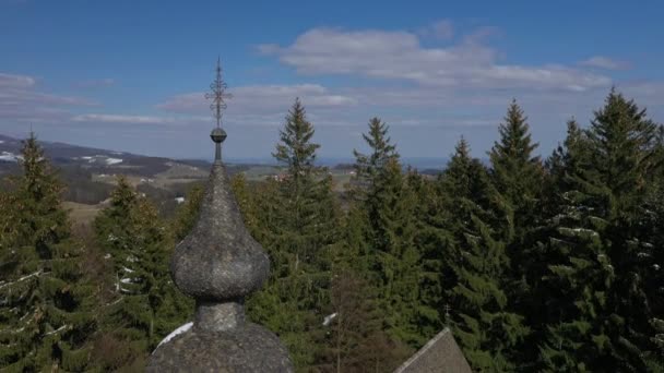 Vista aérea de uma igreja nas montanhas — Vídeo de Stock