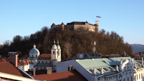 Ljubljana castel și acoperișuri, zoom trage — Videoclip de stoc