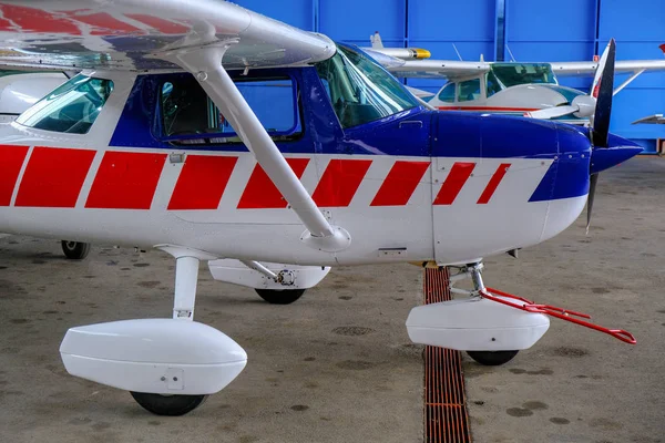Petit avion de sport dans hangar, vue latérale — Photo
