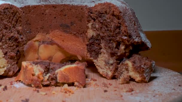 Pastel de mármol tradicional en plato de madera — Vídeos de Stock