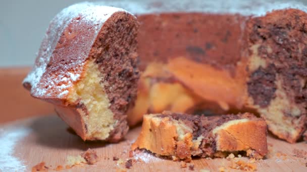 Ahşap tabakta geleneksel mermer kek — Stok video