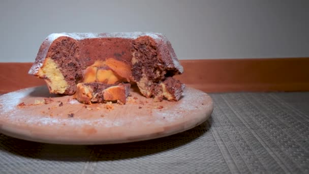 Gâteau traditionnel en marbre sur assiette en bois — Video