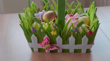 Paskalya yumurtaları bir sepet içinde katlanmış