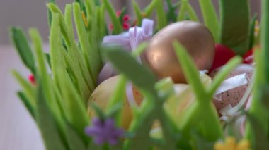 Paskalya yumurtaları bir sepet içinde katlanmış