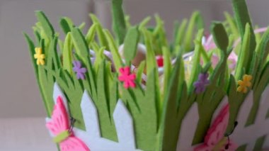 Paskalya yumurtaları bir sepet içinde katlanmış