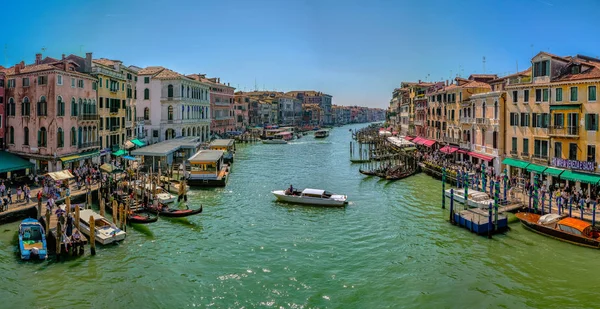 Canale Grande, Velence Grand Canal, Olaszország, kilátás a Rialto-hídtól — Stock Fotó