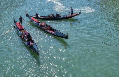 Venedik, İtalya kanallarında romantik gondol yolculuğu