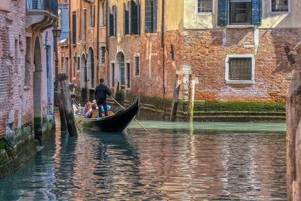 Romantisk gondolresa i kanalerna i Venedig, Italien — Stockfoto