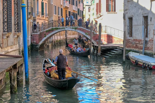 Passeio romântico de gôndola nos canais de Veneza, Itália — Fotografia de Stock