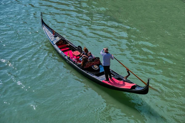 Balade romantique en gondole dans les canaux de Venise, Italie — Photo