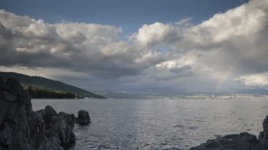 Hırvatistan kıyıları üzerinde gök gürültülü gökkuşağı, Rijeka üzerinde fırtına bulutları zaman atlamalı