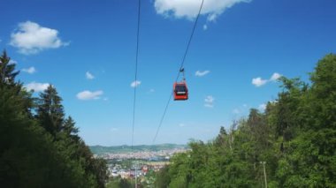Yaz aylarında kırmızı teleferikler, Pohorje dağındaki teleferik, Maribor yakınlarında, Slovenya