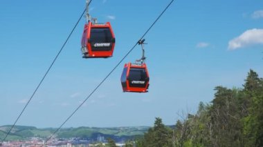 Yaz aylarında kırmızı teleferikler, Pohorje dağındaki teleferik, Maribor yakınlarında, Slovenya