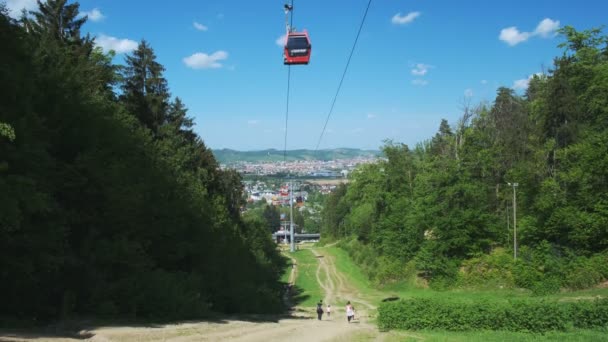 Rote Seilbahnen im Sommer, Seilbahn auf den Berg Pohorje, in der Nähe von Maribor, Slowenien — Stockvideo