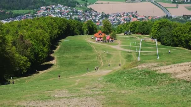 Horská chata na sjezdovky v létě se chýší k horské boudě v Pohorje nedaleko Maribor, Slovinska — Stock video