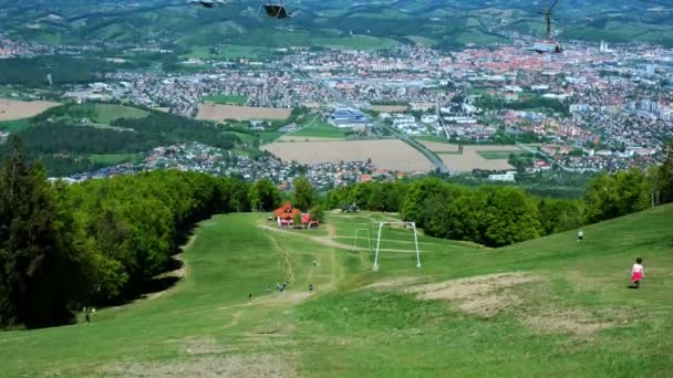 Piste da sci di montagna Pohorje in estate con rifugio Luka e Maribor sullo sfondo — Video Stock