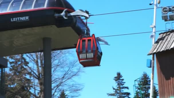 Red cable car arrives at top station at Bellevue on Pohorje, near Maribor — Stock Video