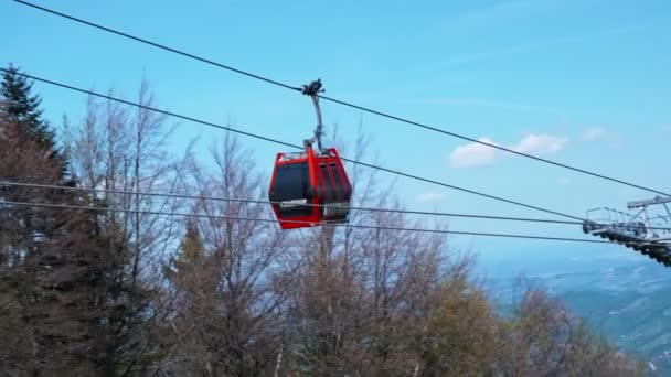 Teleféricos vermelhos no verão, via cabo na montanha Pohorje, perto de Maribor, Eslovênia — Vídeo de Stock
