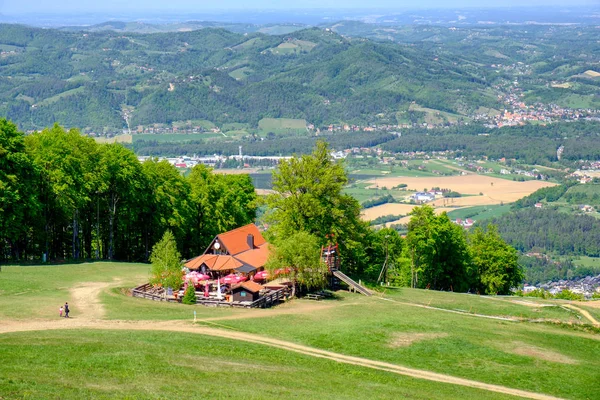 Rifugio sulla pista da sci in estate — Foto Stock