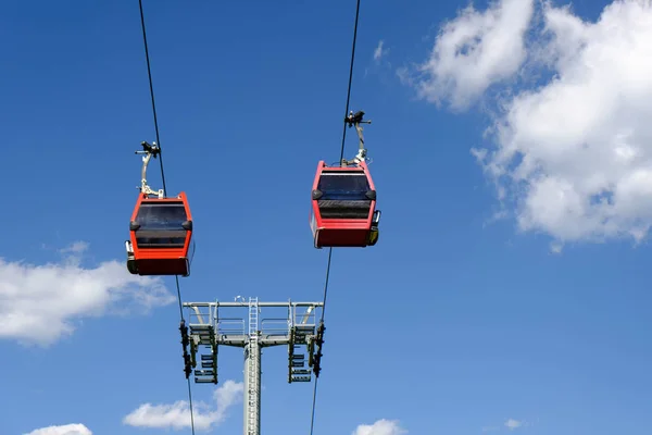 空気中に吊り下げられた2台のケーブルカー — ストック写真