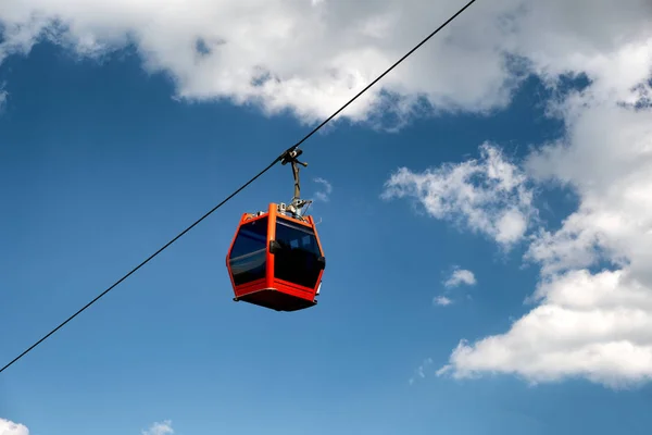 Único carro de cabo vermelho no cabo isolado no céu azul — Fotografia de Stock