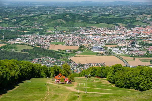 Hegyi kunyhó Luka a sípályáknál, Pohorje hegyen Maribor, Szlovénia a háttérben, nyári hegyi túrázás, tavasz — Stock Fotó