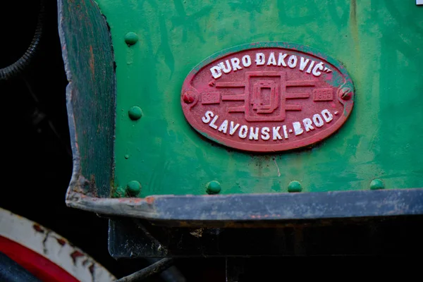 Plaque d'usine vintage Djuro Djakovic sur machines lourdes, gros plan détaillé — Photo