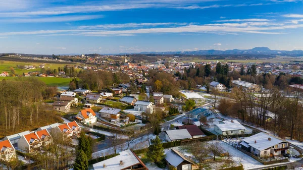 Kora tavasszal kis európai város, légi kilátás — Stock Fotó