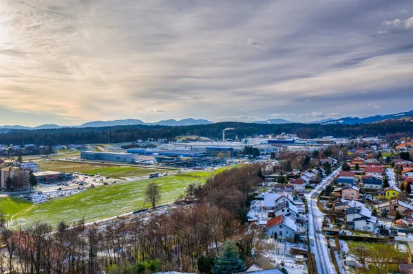 Primavera temprana sobre pequeña ciudad europea, vista aérea —  Fotos de Stock