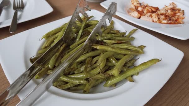 Pasto sano, insalata fatta in casa non stagionata con salmone, stringa verde e fagioli marroni, dieta a basso contenuto di carboidrati, fitness e stile di vita — Video Stock