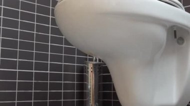 Klozet, siyah ve gri fayans ile modern banyoda lavabo, Hd 1080p, yakın, aşağı hareket eğmek