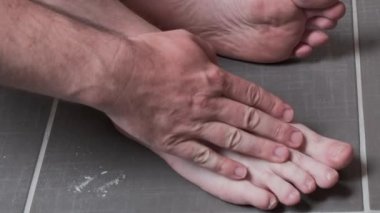 Adam mısır çıkarmadan, bir jilet dosyası kullanarak ayaklarından nasır, erkeksi cilt bakımı, cilt hastalığı, mantar enfeksiyonu, cilt tedavisi