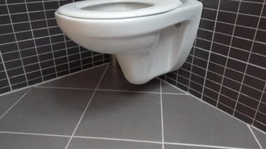Klozet, siyah ve gri fayans ile modern banyoda lavabo, 4k Uhd, hızlı atış kadar tilt, açık kapak, siyah arka plan üzerinde beyaz