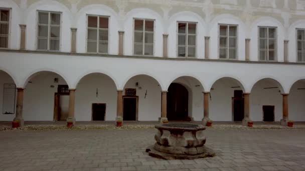 Renesanční barokní palác ve středověkém evropském městě, hrad v Slovenska Bistrica, Slovinsko — Stock video