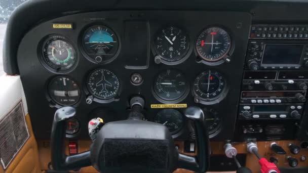 Close-up van het dashboard in kleine sportvliegtuigen, lichte sportvliegtuig cockpit met instrumentenpaneel — Stockvideo