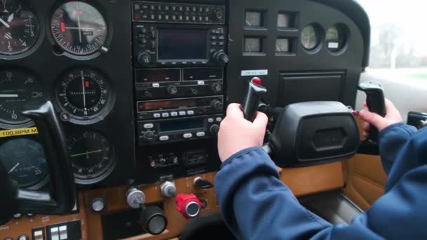 Pequeño niño jugando piloto en la cabina de aviones deportivos ligeros, sueños de la infancia de volar, primer plano del panel de instrumentos y mover los controles — Vídeos de Stock