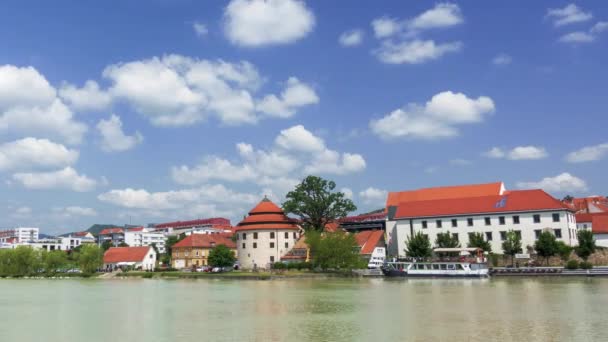 Timelapse van wolken boven kleine steden Waterfront, Maribor, Slovenië, Lent district — Stockvideo