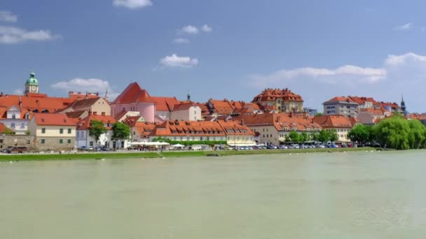 Aufschlussreicher Blick auf die beliebte Uferpromenade von Maribor, Slowenien — Stockvideo