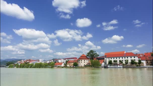 Nubes blancas sobre el cielo azul rodando sobre el paseo de Cuaresma en Maribor, Eslovenia — Vídeo de stock