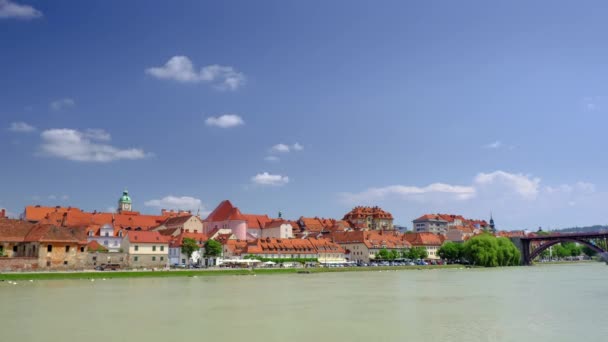 Maribor, Szlovénia a Dráva folyó vízparton lent egy napsütéses napon, az idő megszűnik — Stock videók