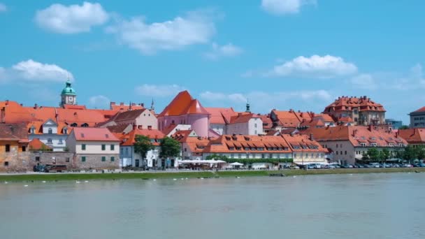 Wielki post jest popularnym nabrzeżem Maribor, Słowenia, rzeka z średniowiecznego miasta w tle — Wideo stockowe