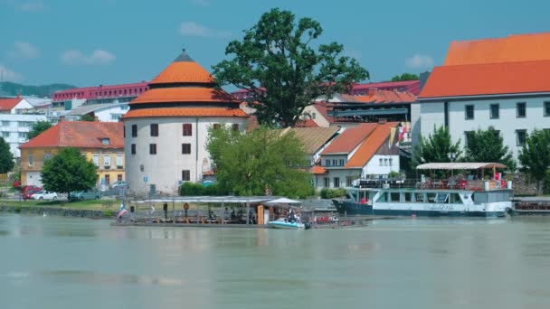 Touristisches Holzfloß auf der Drau in Maribor, Slowenien — Stockvideo