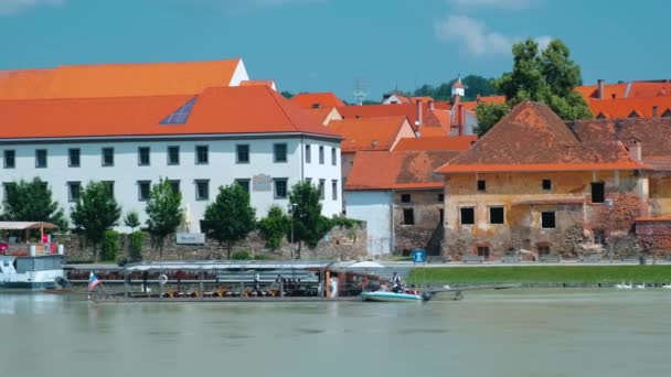 Drewniane tratwy turystyczne na rzece Drava w Mariborze, Słowenia — Wideo stockowe